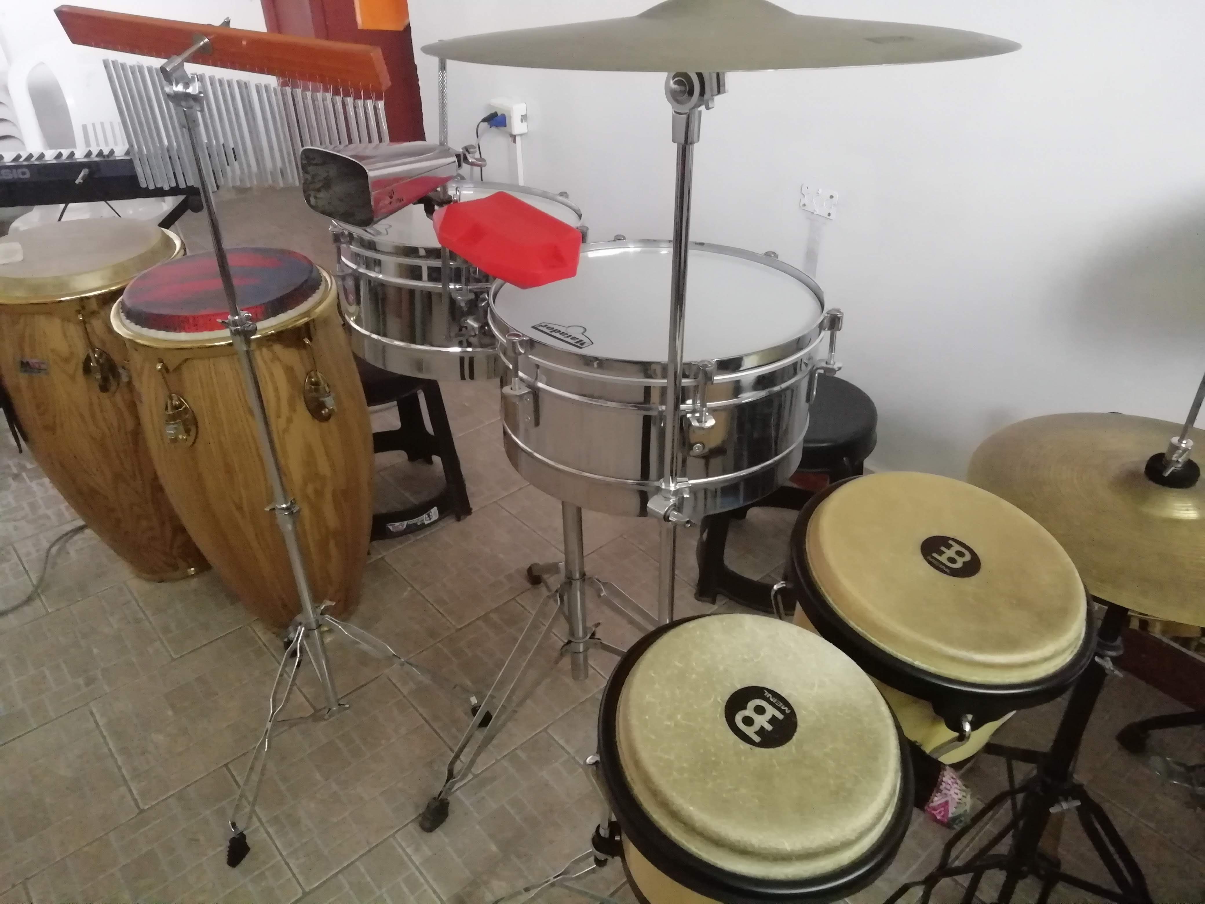 Set de percusión: Timbal - Congas y bongos.